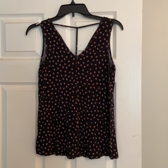 Cute shirt with T on back - Picture 2 of 3